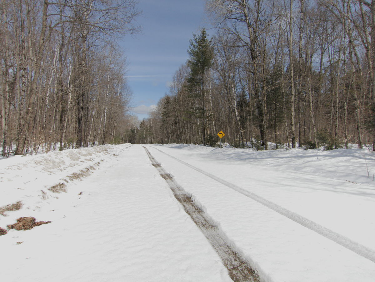 Early Spring drive to Lake Travers in Algonquin Park