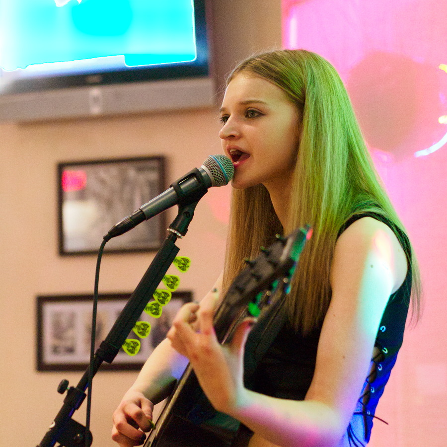 Sierra Levesque performs at Long Shots Sports Cafe in Deep River  2022 August 13