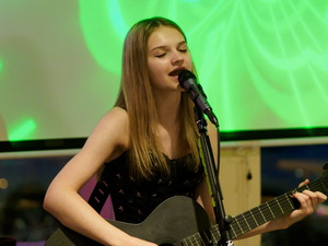 Sierra Levesque performs at Long Shots Sports Cafe in Deep River  20230708