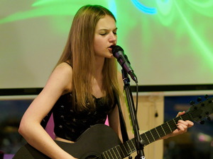 Sierra Levesque performs at Long Shots Sports Cafe in Deep River  20230708
