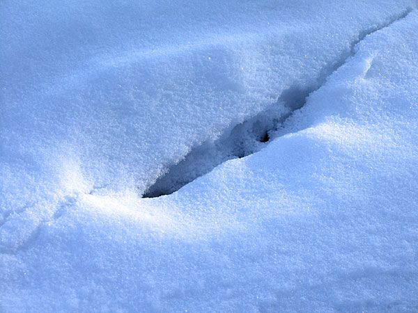 pressure crack in river ice